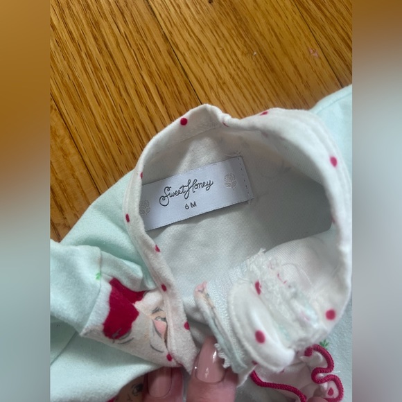 SweetHoney Layette Santa on Ice Christmas Holiday Sleeper Pajama 6 Month EUC - Picture 3 of 3